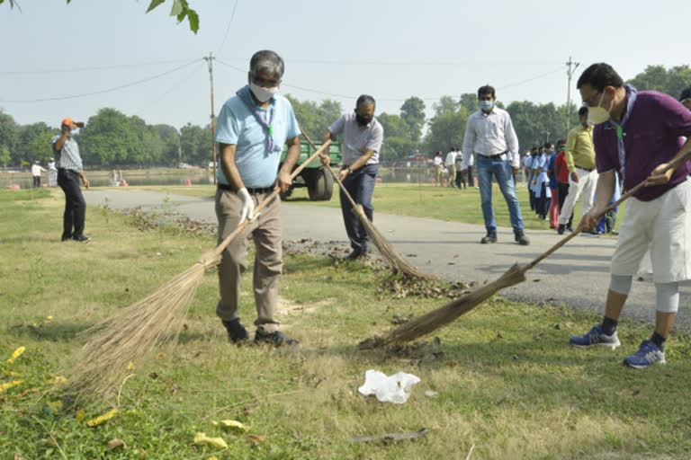 सफाई करते अधिकारीगण.