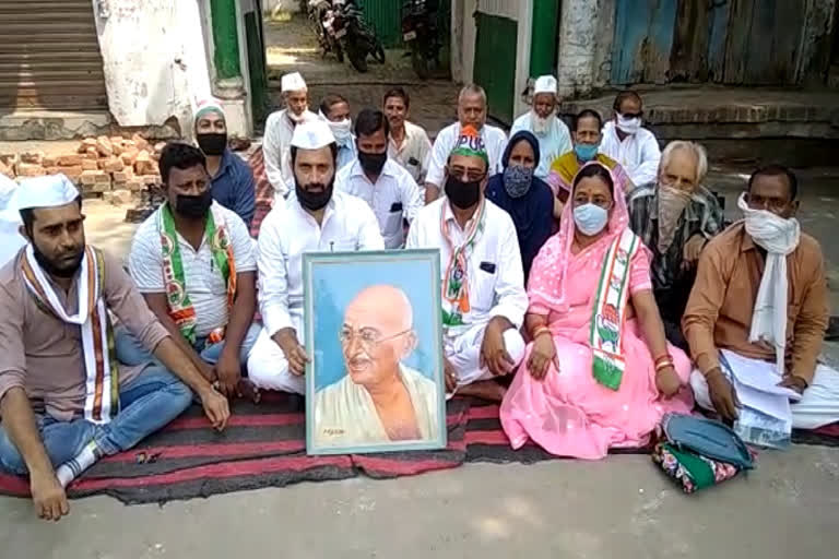 गांधी जयंती के अवसर पर कांग्रेस कार्यकर्ताओं ने किया प्रदर्शन. 