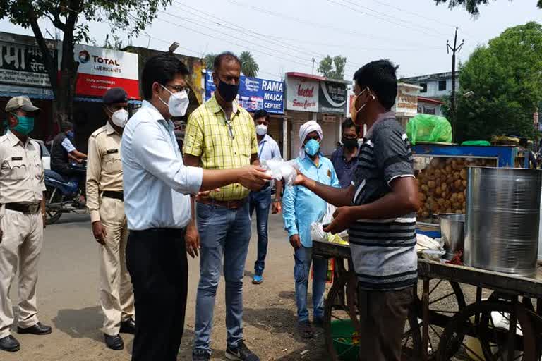 Masks and gloves distributed to shopkeepers, warning of fraudulent action