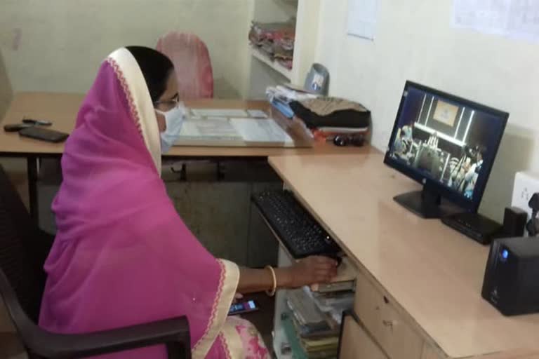  Woman listening to CM through video conferencing