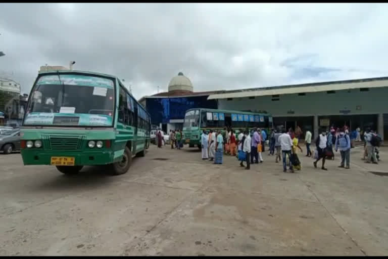 பேருந்தில் பயணம் செய்யும் போது ஆதார்