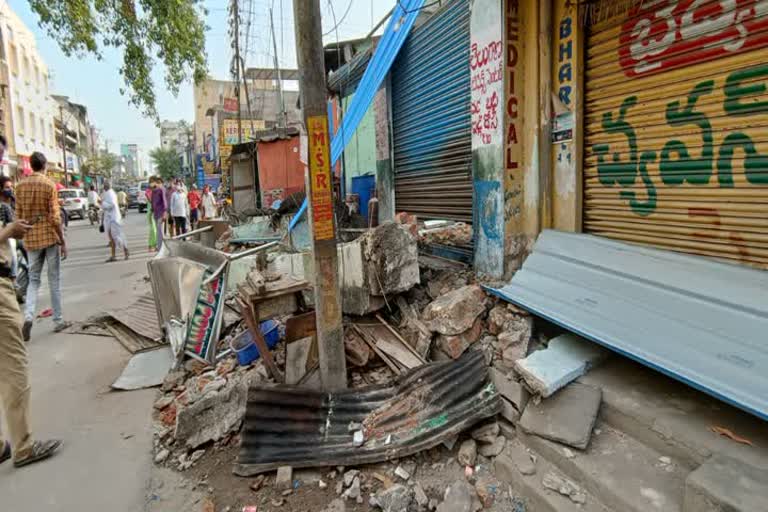 tiffin center wall collapsed, wall collapsed in nizamabad  