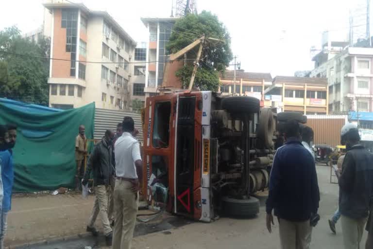 Lorry collide 