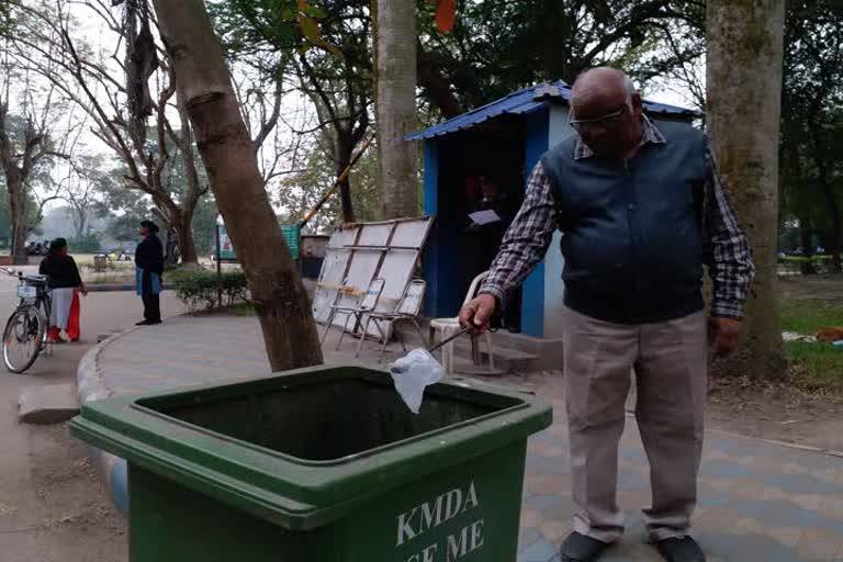 Plastic man enagages in freeing kolkata from plastic waste   