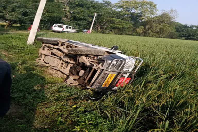 female security personnel minor injured due to patrol vehicle overturns