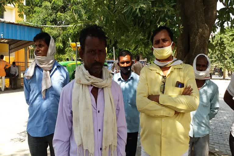 घटनास्थल पर मौजूद ग्रामीण.