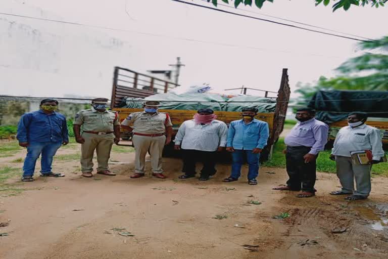 అక్రమ బియ్యం రవాణాను అడ్డుకున్న పోలీసులు.. ఇద్దరిపై కేసు 