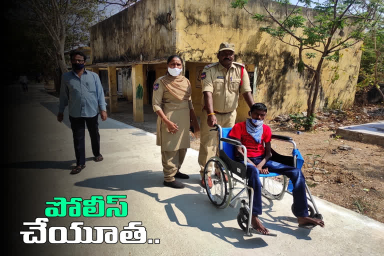 వికలాంగులకు పోలీసుల చేయూత