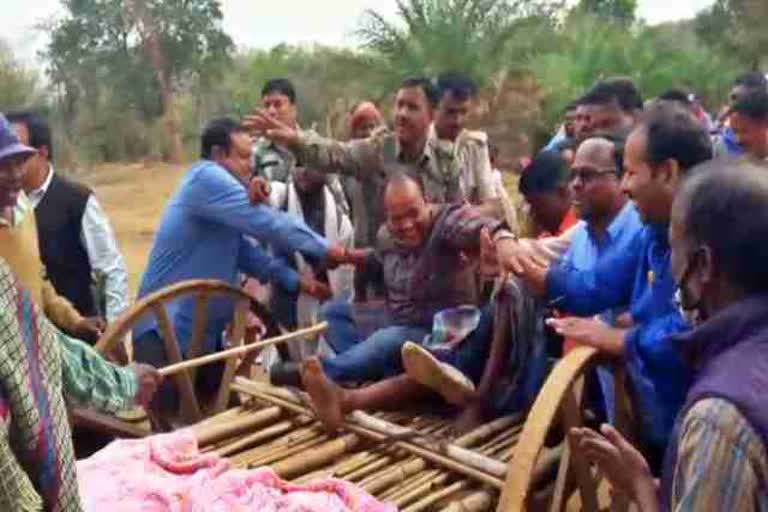 mla-irfan-ansari-fall-riding-a-bull-cart-in-jamtara