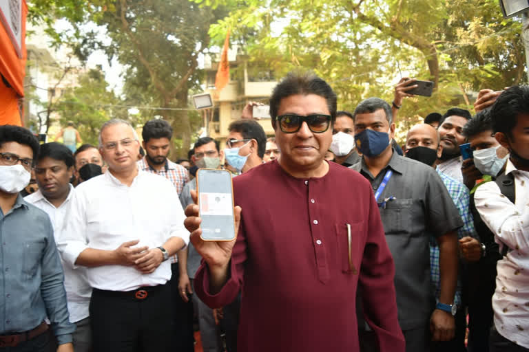 Raj Thackeray is again roaming without a mask in mumbai