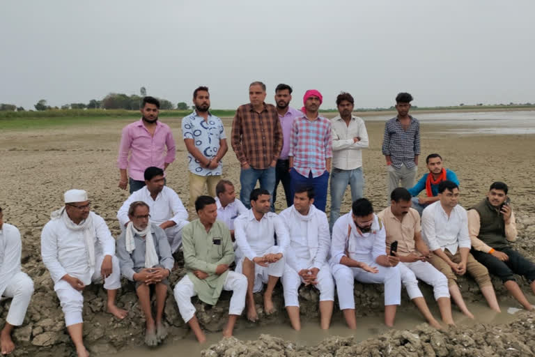 Congressmen performed water satyagrah