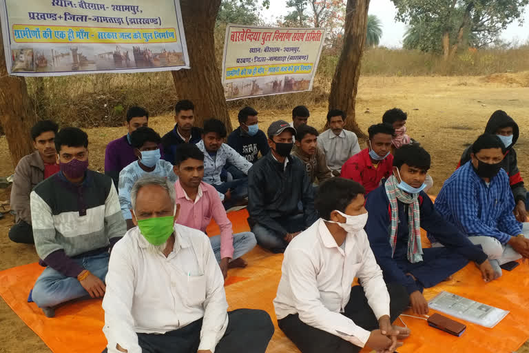 Protests to complete the incomplete bridge construction in jamtara