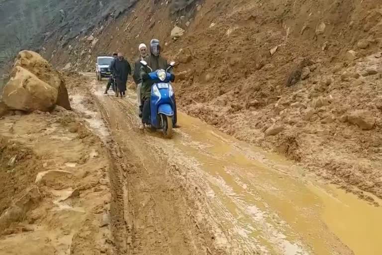 mud on road laisoo damhal disturbs passers by