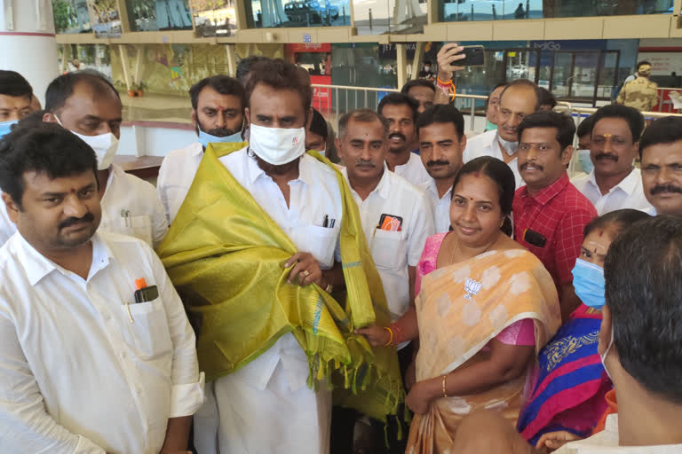 Vanathi Srinivasan met and greeted Minister SB Velumani