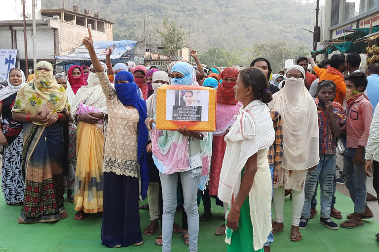 shivsena and villagers protest against kanker murder case