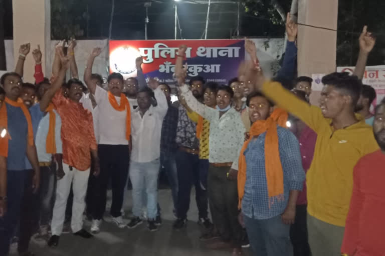 bajrang dal activists creates  ruckus at bhanvarakuaan police station