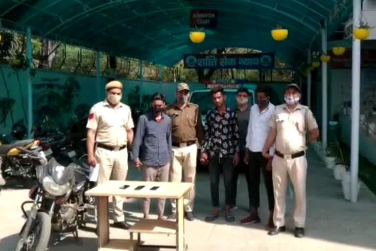police arrested three snatchers in delhi