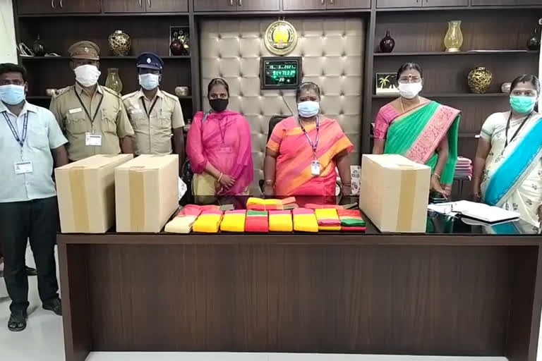 flying squad seized silk sarees brought without permission in kancheepuram