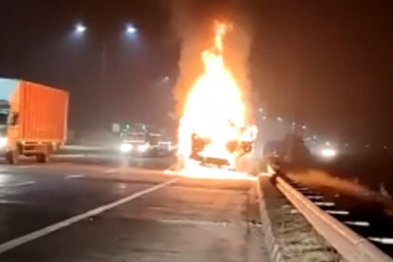 truck full of chemicals caught fire on the Eastern Peripheral Expressway