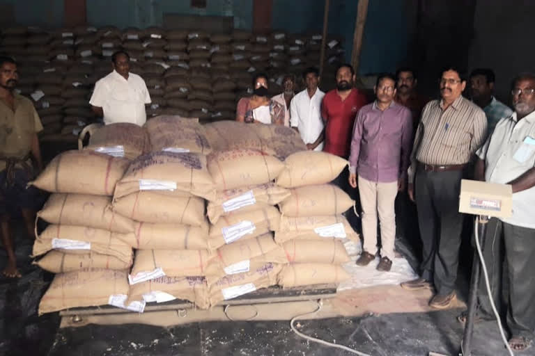 Civil Supplies Department officials investigate on differences in weighing of groceries