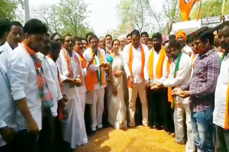 bjp Protest slogans in front of adilabad Collectorate