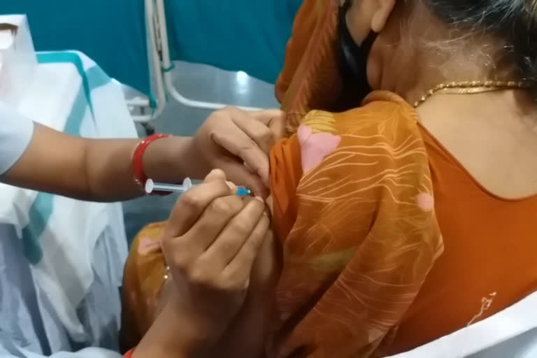 covaxin-vaccination-begun-at-nehru-medical-college-of-raipur