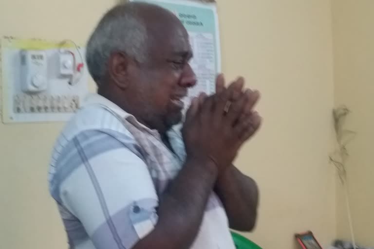 a farmer crying in front of agriculture office in boudh