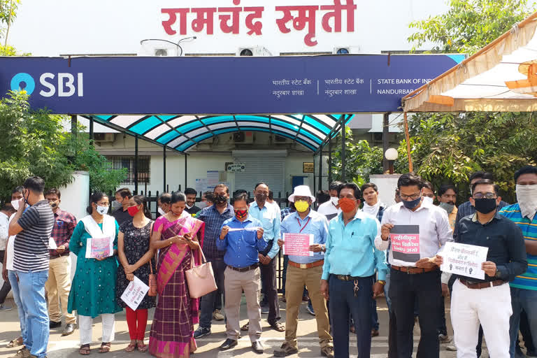 bank-employees-on-two-day-strike-to-protest-privatization-in-nandurbar