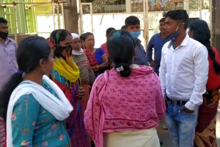 Jawahar Vidya Mandir employees protest