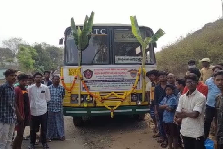 మావోయిస్టు ప్రభావిత గ్రామాలకు ఉచిత బస్సు సర్వీసు