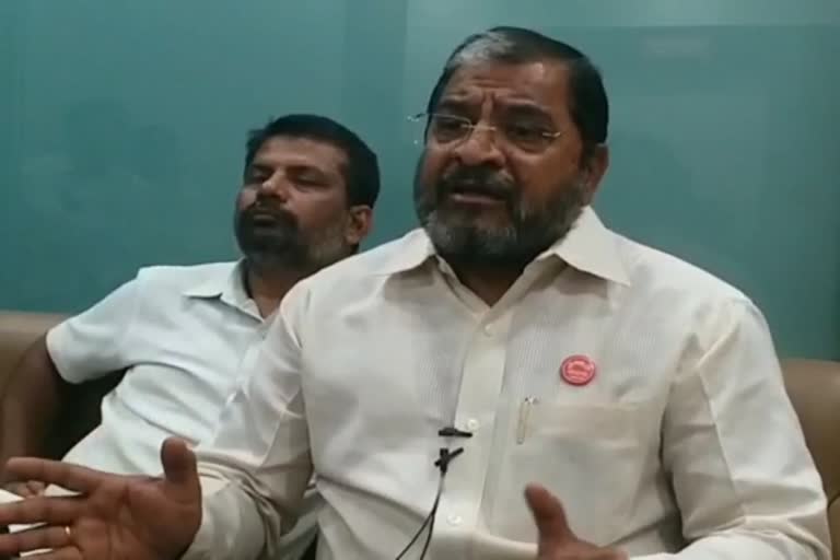 Swabhimani leader Raju Shetty takes a bash at Maharashtra Government and opposition over light bill and Ambani