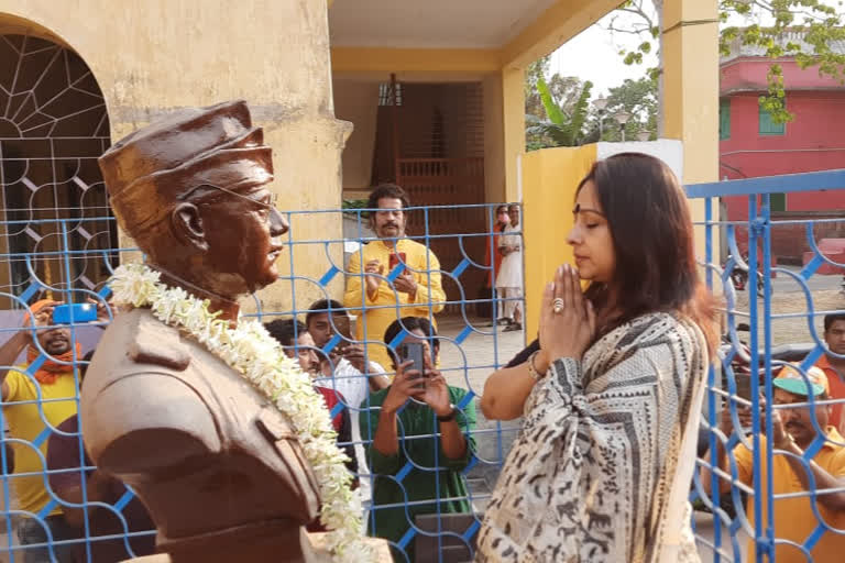 নেতাজীকে প্রণাম জানিয়ে অঞ্জনা বসুর নির্বাচনী প্রচার