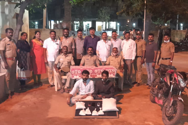 9 KG Ganja seized, 9 KG Ganja seized in Vijayanagara district, Vijayanagara crime news, 9 ಕೆಜಿ ಗಾಂಜಾ ವಶ, ವಿಜಯನಗರ ಜಿಲ್ಲೆಯಲ್ಲಿ 9 ಕೆಜಿ ಗಾಂಜಾ ವಶ, ವಿಜಯನಗರ ಅಪರಾಧ ಸುದ್ದಿ,