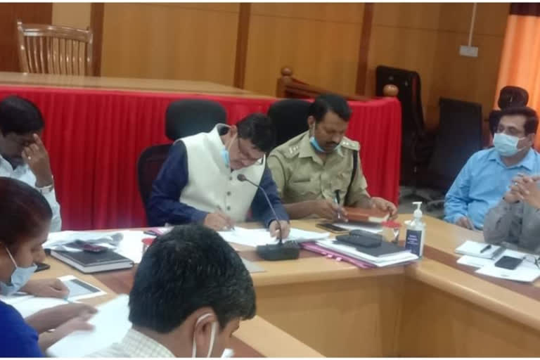 FIR on people, FIR on people who exceeds publicly specified numbers, Davanagere DC Order , Davanagere DC meeting, ಜನರ ಮೇಲೆ ಎಫ್‍ಐಆರ್, ಸಾರ್ವಜನಿಕವಾಗಿ ನಿಗದಿತ ಸಂಖ್ಯೆಗಿಂತ ಹೆಚ್ಚು ಜನ ಸೇರಿದಲ್ಲಿ ಎಫ್‍ಐಆರ್, ದಾವಣಗೆರೆ ಜಿಲ್ಲಾಧಿಕಾರಿ ಆದೇಶ, ದಾವಣಗೆರೆ ಜಿಲ್ಲಾಧಿಕಾರಿ ಸಭೆ,