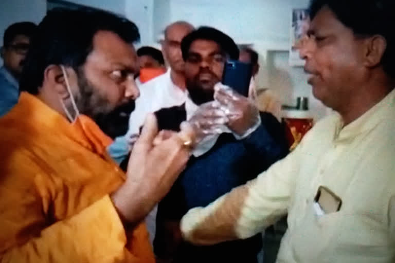 fight between Scindia supporter and BJP leader