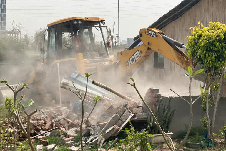 noida-authority-takes-action-against-illegal-encroachment