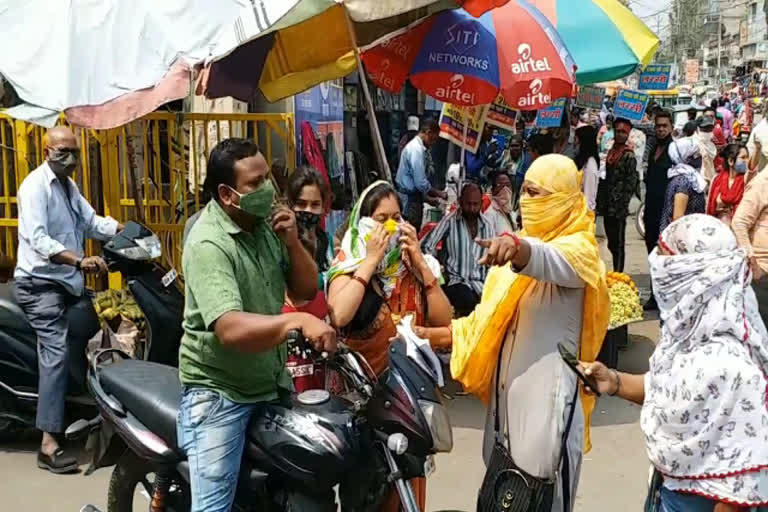 safety of women of self help groups charging fines on streets of Raipur,कोविड ड्यूटी में कार्यरत महिलाकर्मी