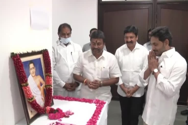 CM pays homage to Potti Sriramulu on his birth anniversary