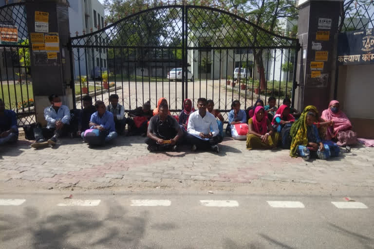 Medical students protesting in Ranchi, lockout over fake degrees