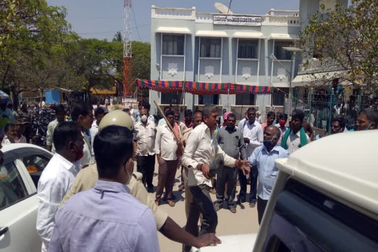 Assault on police by mentally disorder man at tumkur