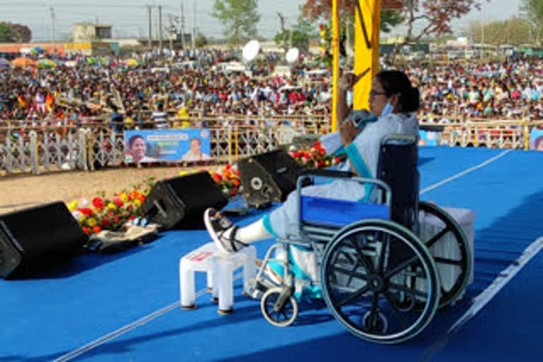 West Bengal CM Mamata Banerjee recites 'Durga Path' during her public rally in Bankura.