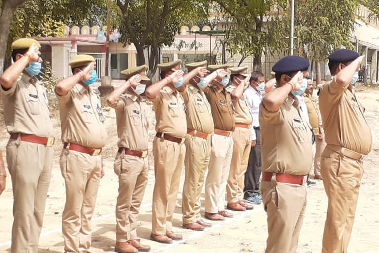 कन्नौज में हेड कॉस्टेबल कृष्ण चंद्र भदौरिया की मौत के बाद सम्मान देते साथी पुलिसकर्मी.