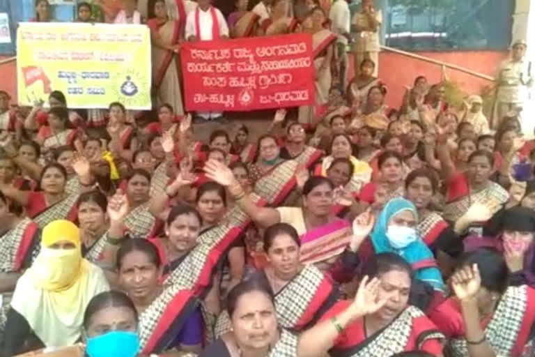 Asha protests in Udupi, Hubli demanding fulfillment of many demands