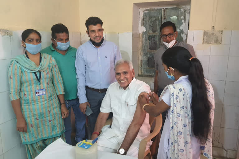 corona vaccination in nagaur, Former Union Minister CR Chaudhary