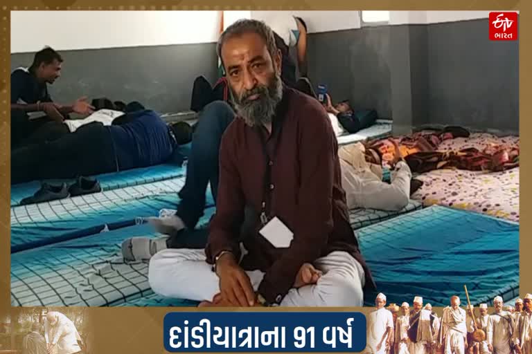 વિદ્યાર્થીઓના માર્ગદર્શક તરીકે આપે છે સેવા