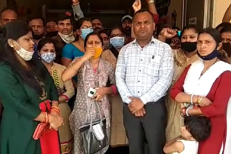 parents protest against readmission fees in ranchi