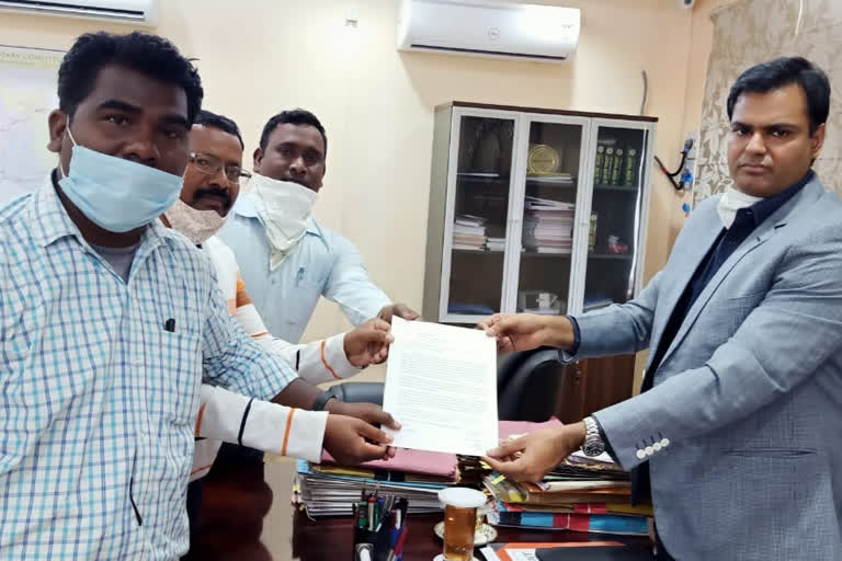 representatives of manki munda association submitted memorandum to dc in chaibasa