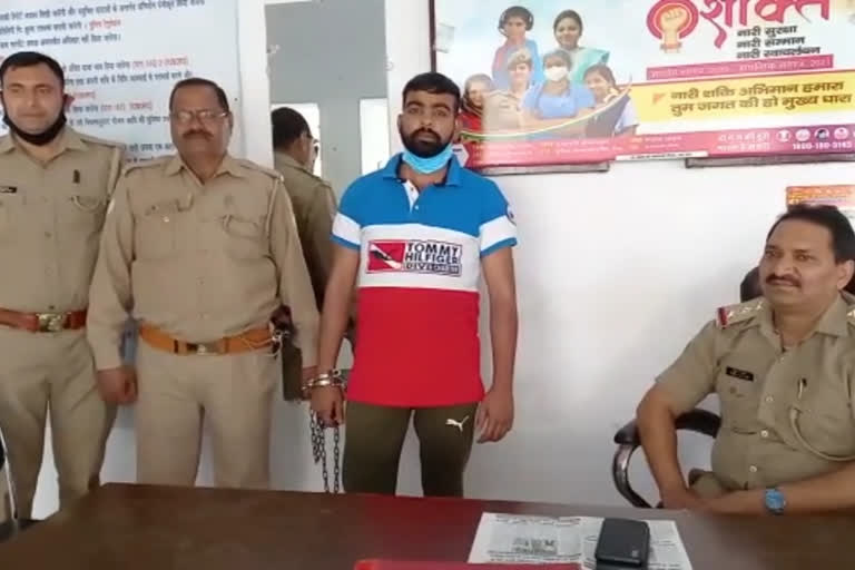 पुलिस की गिरफ्त में आरोपी.