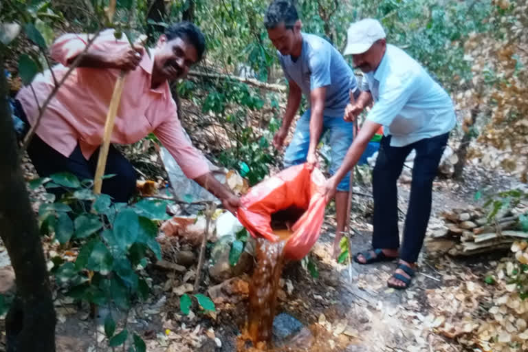 నాటుసారా తయారీ కేంద్రాలపై పోలీసుల దాడులు