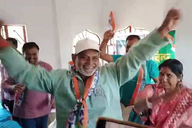 west-bengal-assembly-election-2021-bhatar-tmc-candidate-mangovind-adhikari-dance-with-khela-hobe-song